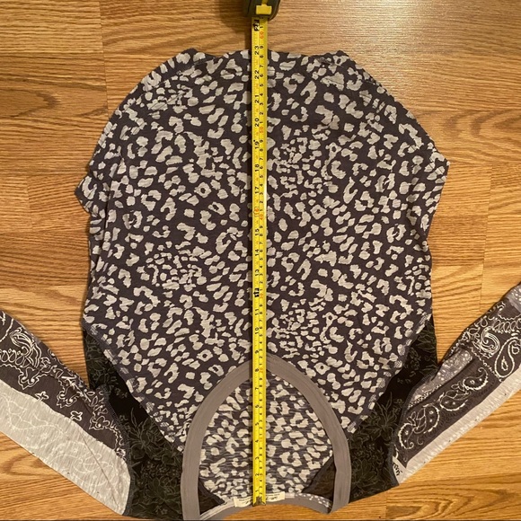 We the Free L/S V-neck Tee NWOT - Picture 10 of 10